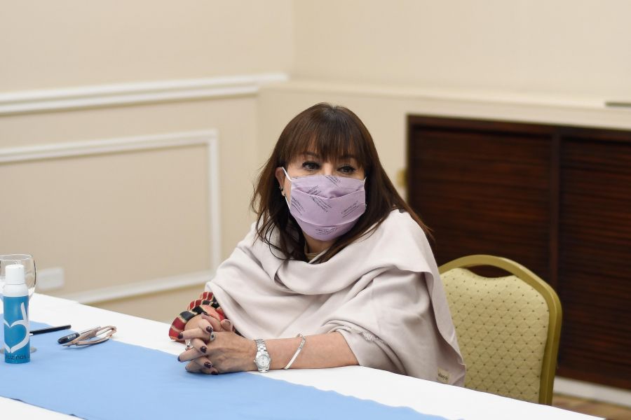 Velázquez ponderó los convenios de conectividad y notebooks pero no explicó cómo se repartirán