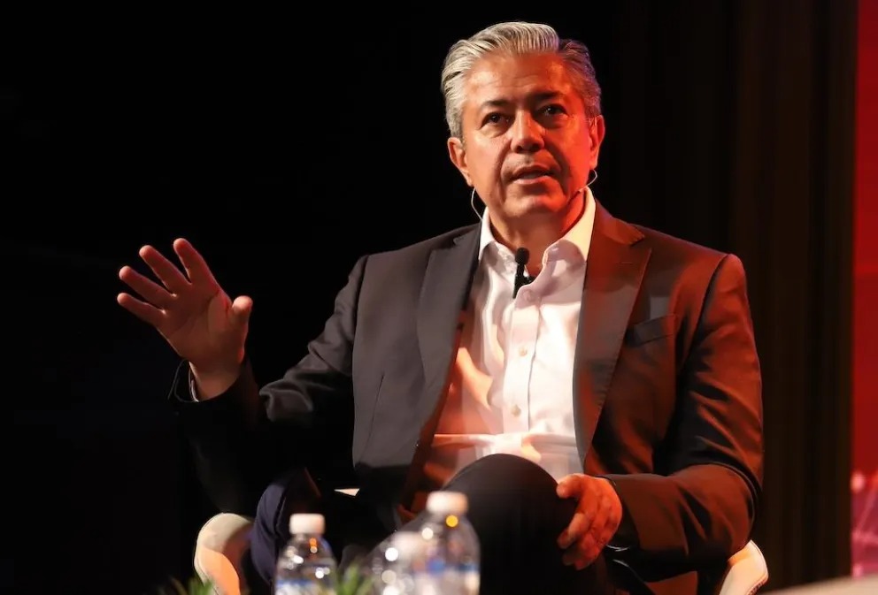 Rolando Figueroa viaja al Foro de la CAF y luego recibirá a la cúpula de YPF