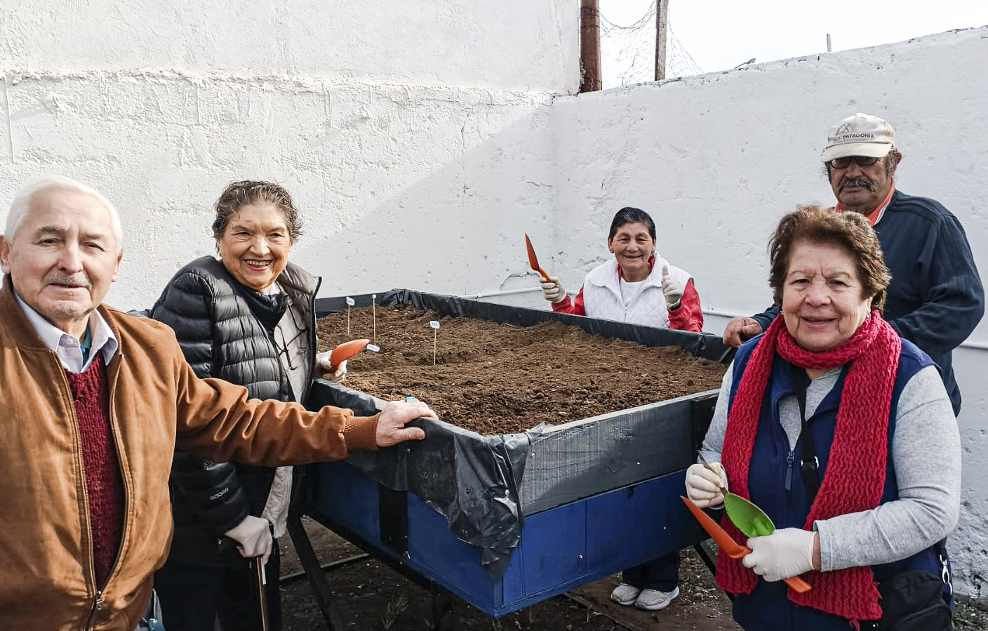 Adultos mayores fortalecen la autosustentabilidad de alimentos con talleres de huerta