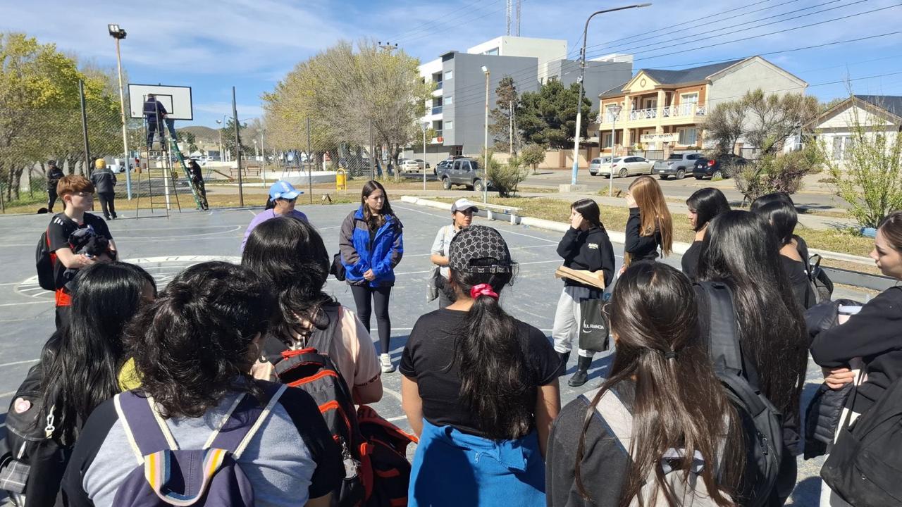 Estudiantes de la Escuela de Biología Marina recorren la costa para crear alimentos con algas