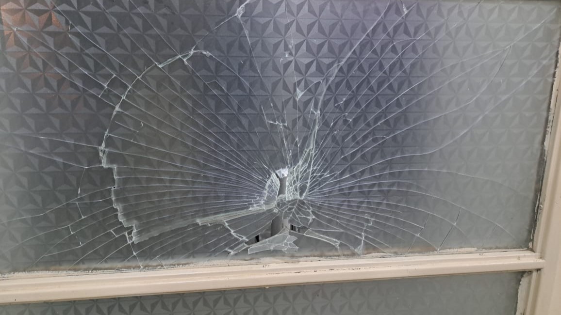 Un prófugo tras atentado a despachos de Belarde y Farías