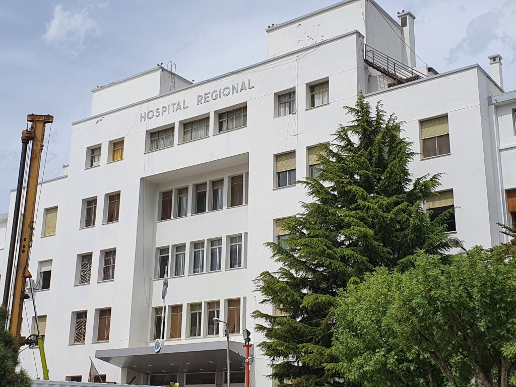 Comodoro Rivadavia: Ingresó con lesiones al Hospital y falleció horas más tarde: apuntan a su pareja