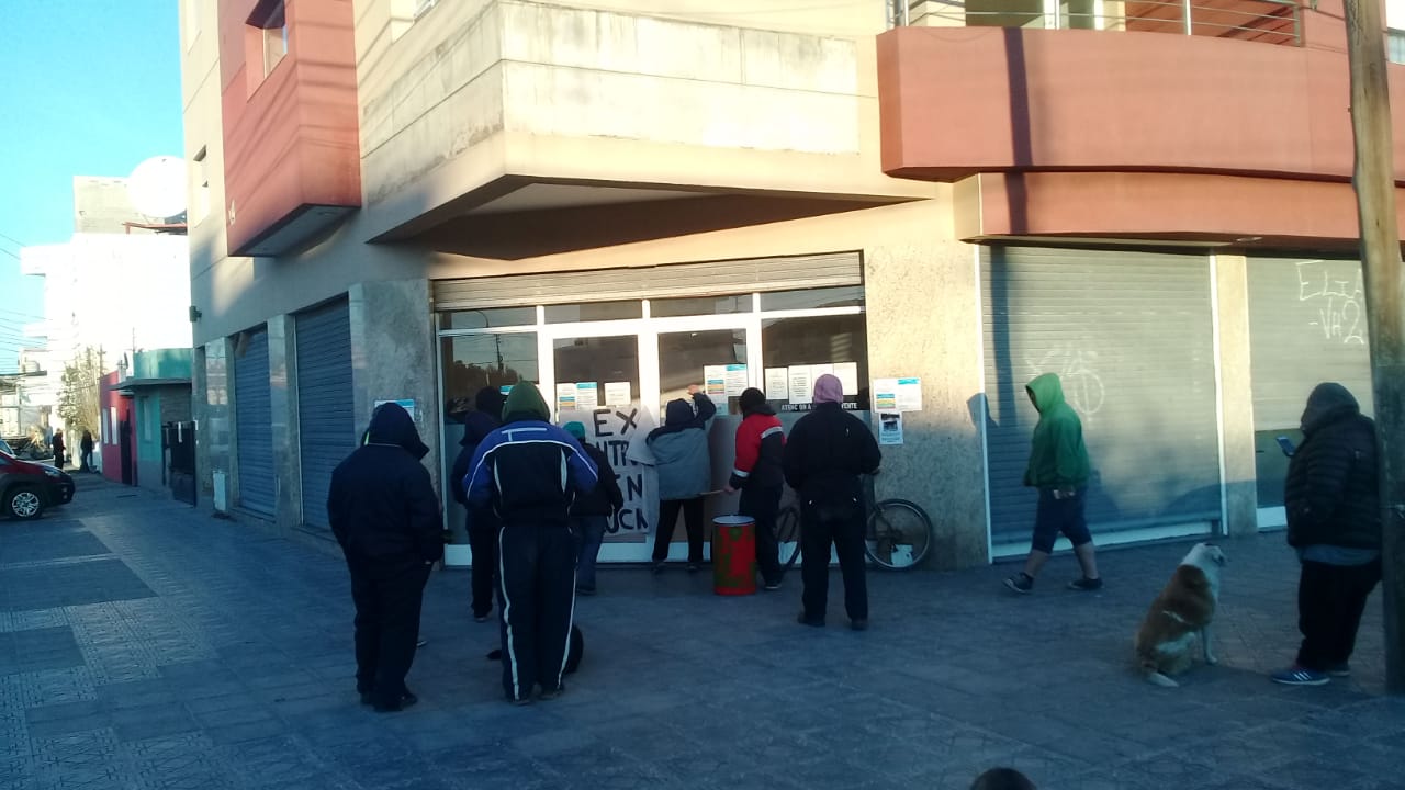 Ex contratados insisten, bloquearon el acceso a rentas solicitando su reingreso al municipio