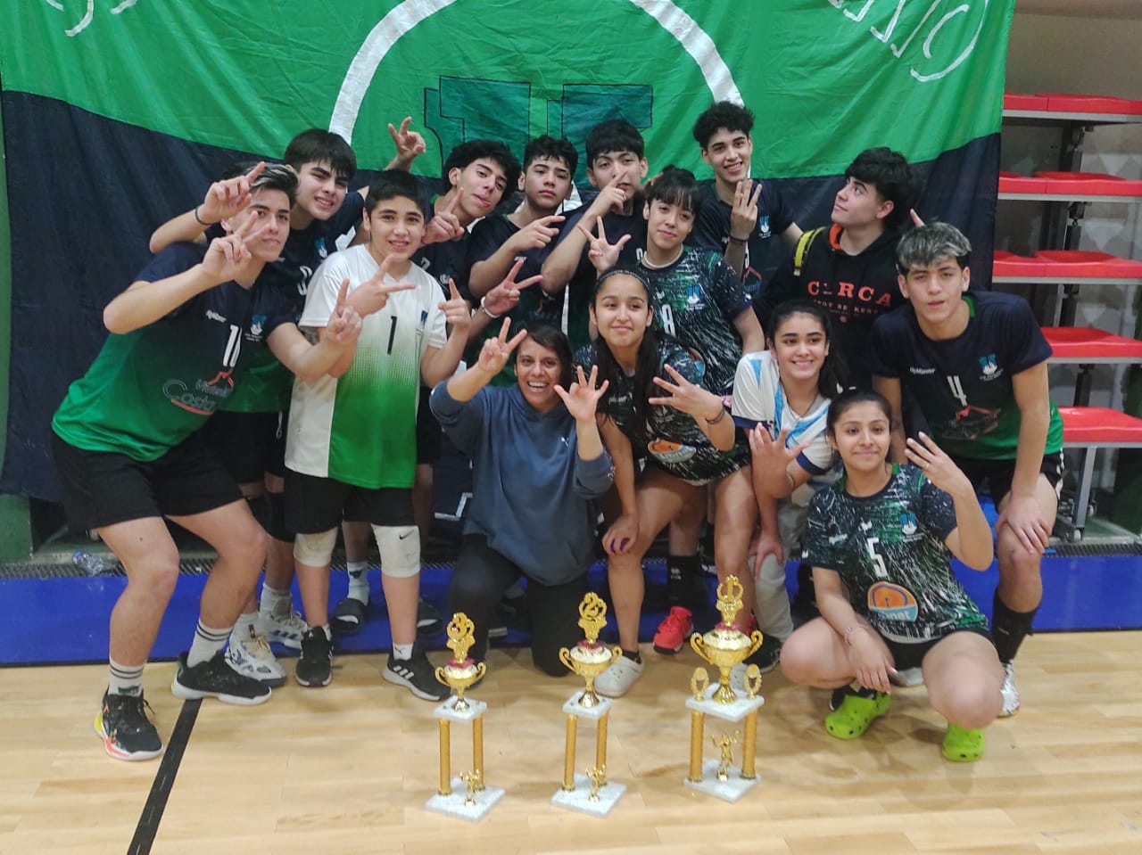 Gran performance de los equipos caletenses en el torneo de voley de la Federación