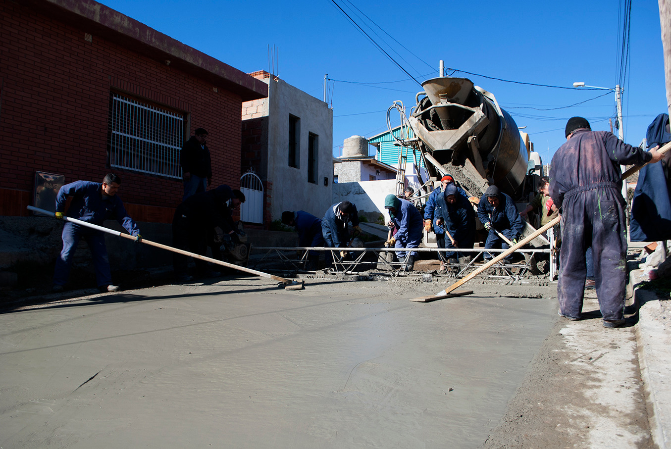 Obras Públicas comenzó el hormigonado del pasaje E del barrio 3 de Febrero