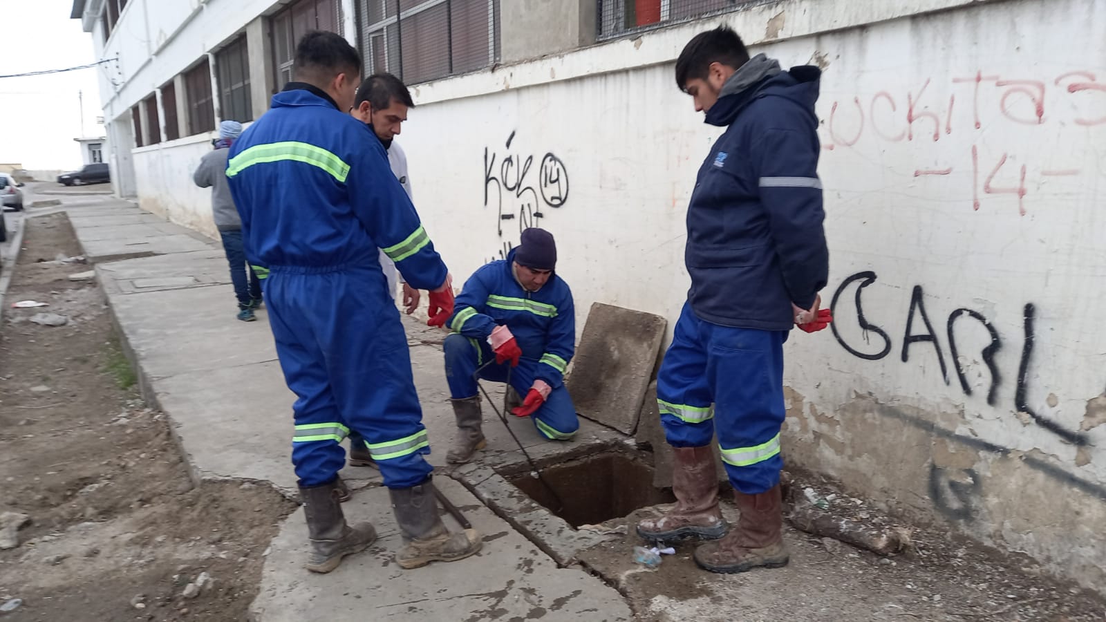 La historia sin fin: otra vez rebalsan las cloacas en la escuela 36, a poco de llegar Velázquez a la ciudad