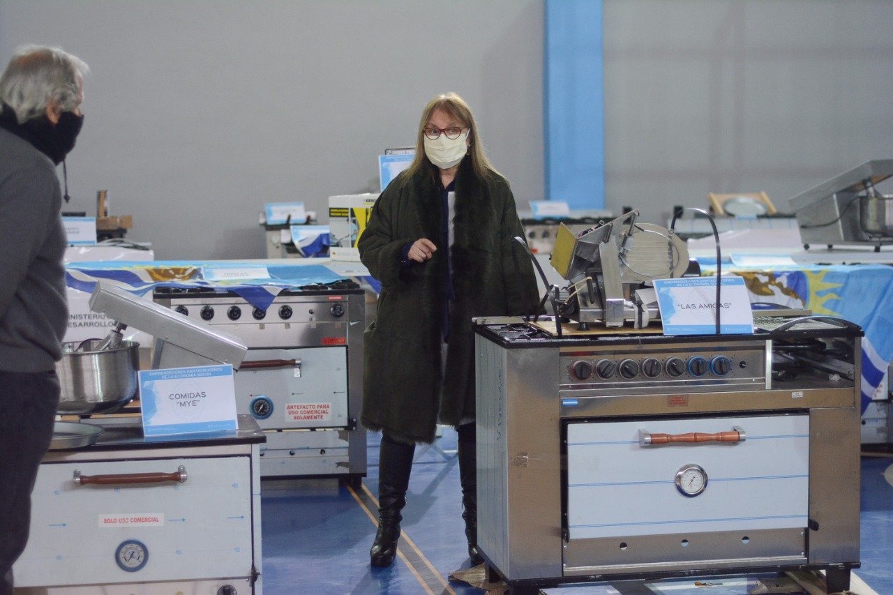 El gobierno entrego equipamiento a 136 emprendedores de la economía social 