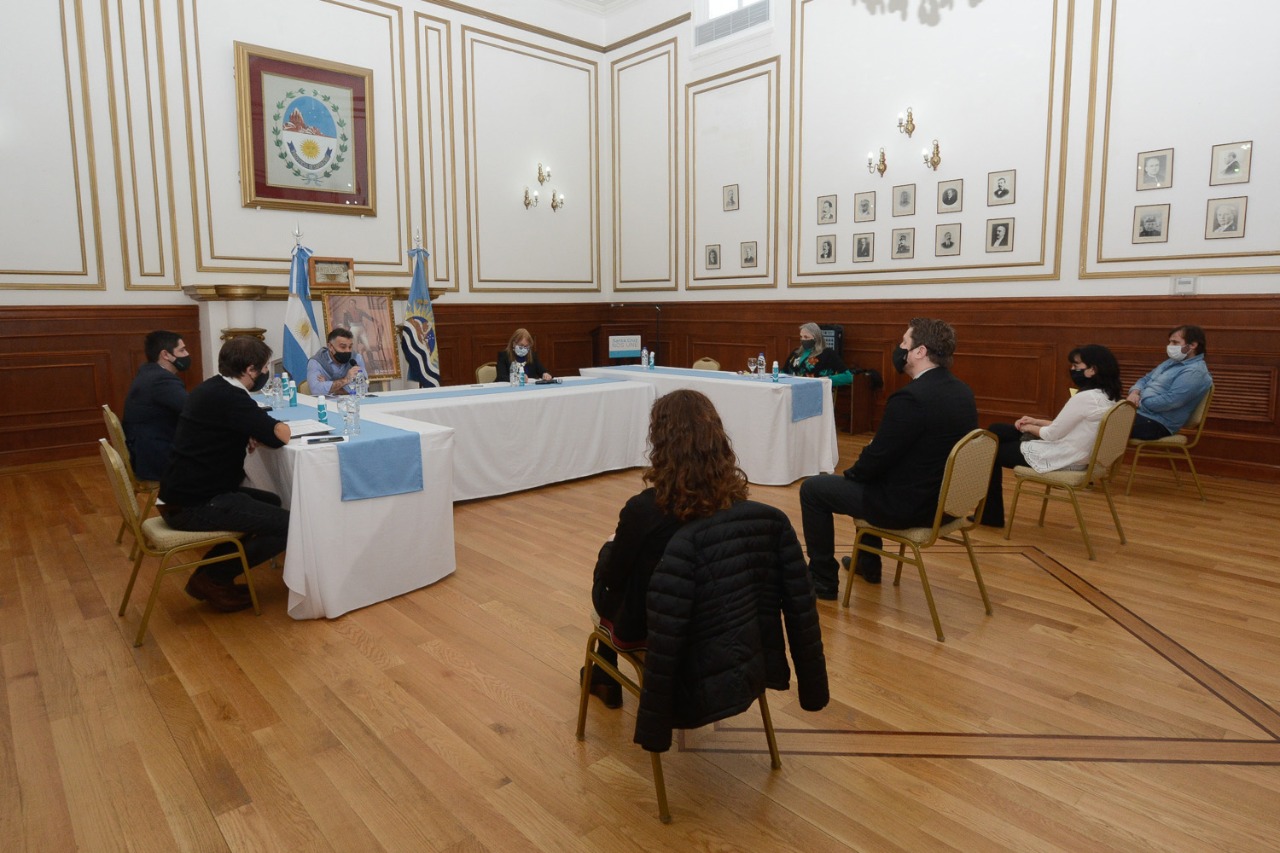 Alicia Kirchner participó de la reunión del COE Provincial y los ministros dieron explicaciones sobre el avance de la pandemia