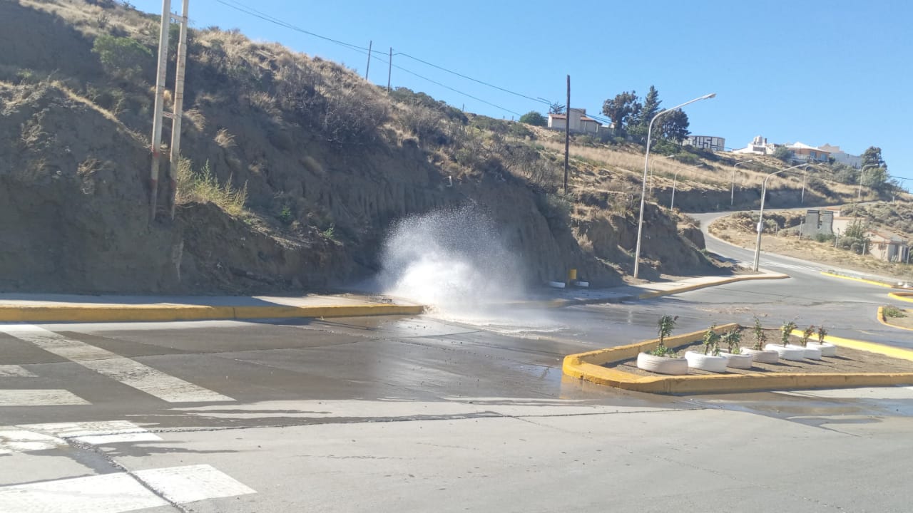 Rotura en caño de agua en la bajada de Meprisa